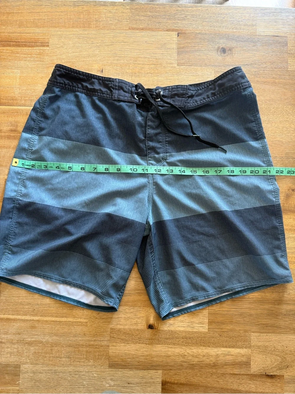 Quiksilver Men’s Dark Blue and Light Blue Striped Board Shorts Size 33